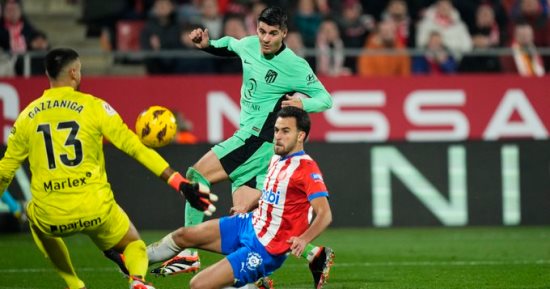 جيرونا يخطف فوزا مثيرا من أتلتيكو مدريد ويزاحم الريال على صدارة الدوري الإسباني