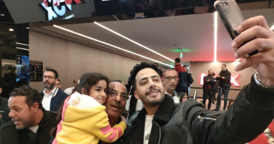 الجمهور يلتف حول عصام السقا وسط زحام شديد لحضور عرض "الإسكندراني"
