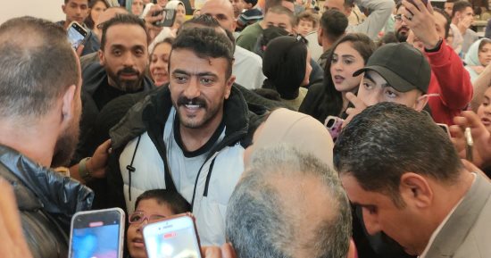 أحمد العوضى يحضر عرض الإسكندرانى بالإسكندرية وسط زحام من الجمهور