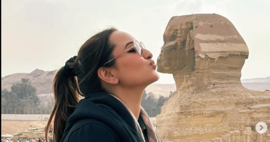 نجمة بوليوود سوناكشى سينها تقبل أبو الهول وتعلق: لأنه رائع أعطيته قبلة