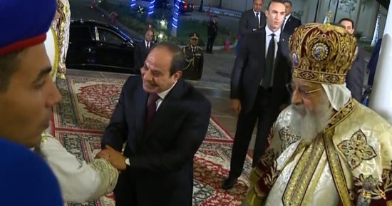 البابا تواضروس يهنى الرئيس السيسى بفوزه فى الانتخابات ويشكره على حضوره القداس