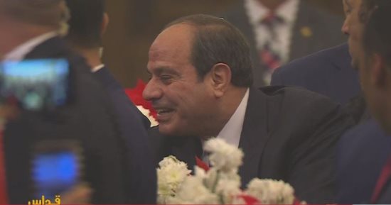 "بنحبك يا سيسي.. بنحبك يا ريس" استقبال حار من الأقباط بكاتدرائية عيد الميلاد المسيح.. البابا تواضروس يقدم هدية تذكارية للرئيس السيسى فى الاحتفال.. المسيحيون يستقبلون الرئيس بالأعلام فى العاصمة الإدارية