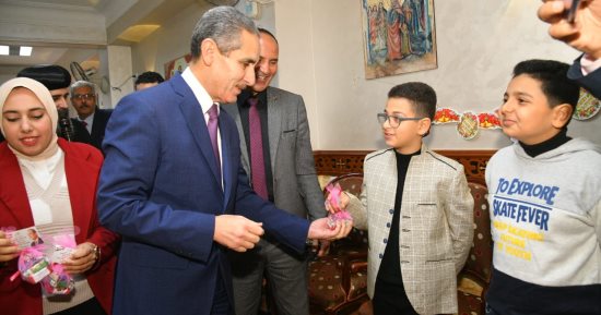 محافظ الغربية يوزع هدايا الرئيس على الأطفال احتفالا بعيد الميلاد المجيد.. صور