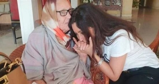 لطيفة تتلقى عزاء والدتها بمسجد الشرطة.. الجمعة المقبلة