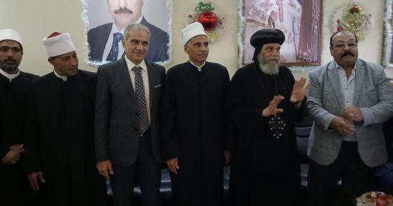 وفد من الأوقاف وجامعة أسوان يقدم التهانى بعيد الميلاد داخل الكنائس