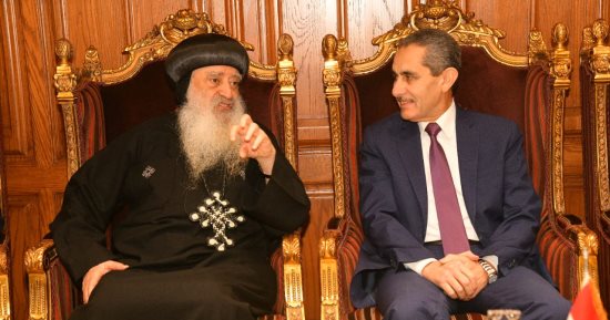 محافظ الغربية يزور المطرانية والكنيسة الإنجيلية بطنطا ويوزع هدايا على الأطفال