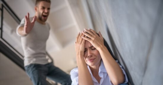 "كن سطحيًا مع من لا تليق بهم الأعماق".. علامات تقولك إنه شخصية سامة