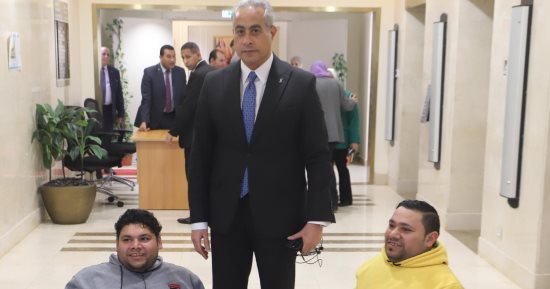 وزير العمل يستقبل مواطنًا من ذوى الهمم.. واستجابة فورية لتوفير فرصة عمل