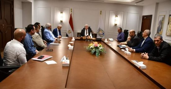 محافظ جنوب سيناء يبحث مشكلات مستأجري الإشغالات بمنطقة الهضبة في شرم الشيخ