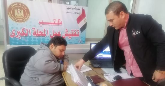 وزارة العمل: مواطن من "ذوى الهمم" يتسلم عقد عمل بعد لقائه مع الوزير بـ24 ساعة