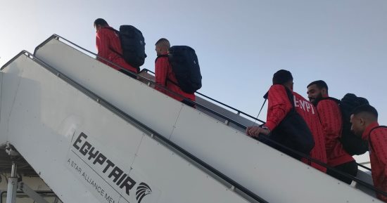 مصر للطيران تنشر صور الرحلة الخاصة لنقل المنتخب الوطنى إلى أبيدجان
