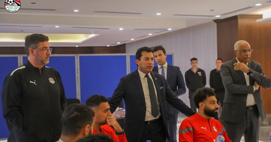 وزير الرياضة يزور معسكر المنتخب قبل السفر إلى كوت ديفوار