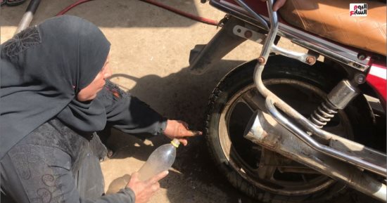 أسطى كاوتش بريمو.. أم شيماء سيدة الكاوتش 30 سنة بالمهنة لمرض زوجها.. فيديو