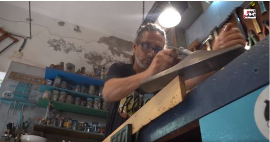 الدكتور شهير موريس ترك الطب وجراحة العظام عشان يشتغل فى الخشب.. فيديو