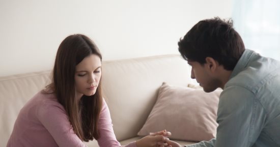 قف بجانبه ولا تتركه.. 4 علامات تقول لك إن شريك حياتك محتاج عطفك وحنانك