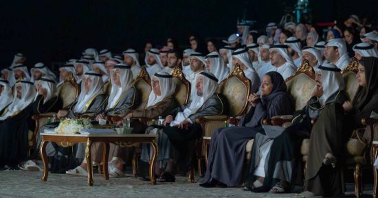 حاكم الشارقة يشهد عرض مسرحية "مجلس الحيرة" ضمن مهرجان الشعر العربى
