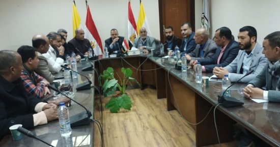 نقابة المرافق تناقش مع لجانها النقابية مطالب صرف مكافأة نهاية الخدمة بمياه الشرب