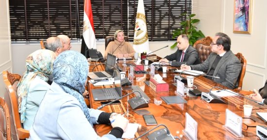 البيئة تناقش مسودة دراسة التعامل مع موجات الطقس ونوبات تلوث الهواء
