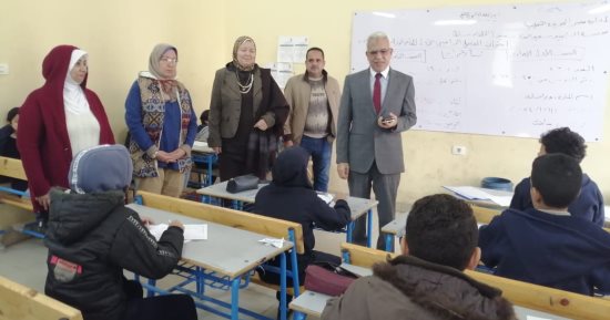 مدير تعليم القاهرة يتفقد الامتحانات ويوجه بمراعاة الدقة فى تقدير الدرجات
