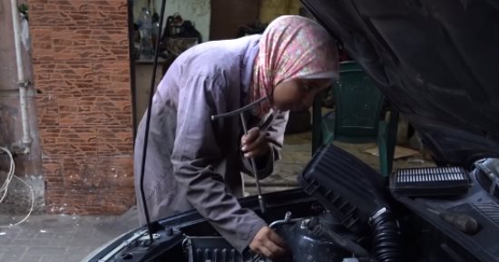 بيسموها الأسطى بلية.. دنيا أشرف مدربة وأسطى ميكانيكا بجدارة.. فيديو