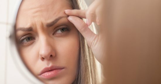 وصفات طبيعية للتخلص من تجاعيد الجبهة.. من الزبادى لجل الصبار