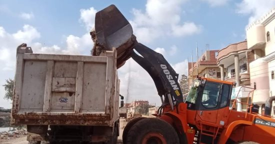 "التدخل السريع" بالشرقية يرفع 337 ألفا و880 طن قمامة ومخلفات مبانى 