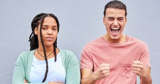 لماذا لا يضحك الرجال والنساء على نفس النكتة؟.. اعرف السبب