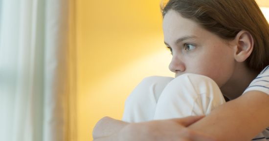 سيبيه يختار حياته.. حاجات لو بتعمليها مع طفلك هتقللى ثقته بنفسه 