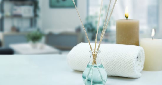 أخطاء تؤثر على رائحة منزلك.. "المعطرات مش هتجيب نتيجة"