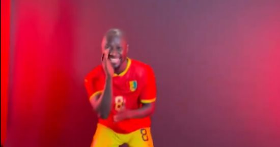 رقصة خاصة لـ نابى كيتا في جلسة تصوير منتخب غينيا وسط فرحة زملائه.. فيديو