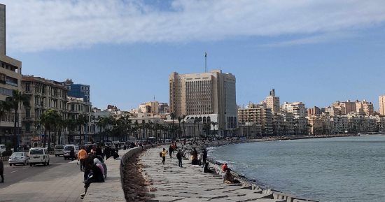 أحلى شتاء فى الإسكندرية.. هدوء الأمطار والجميع يستمتع بالبحر.. فيديو وصور