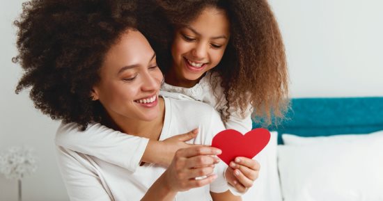 4 عادات تجعل طفلك يشعر بأنه محبوب حتى لو كنت بعيدًا عنه
