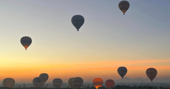 سماء الأقصر تشهد خروج 60 رحلة بالون طائر على متنها 1400 سائح بالبر الغربى