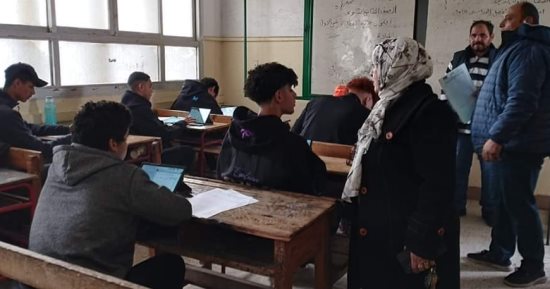 طلاب الثانوى العام يؤدون امتحان الترم الأول على التابلت دون مشكلات تقنية..صور