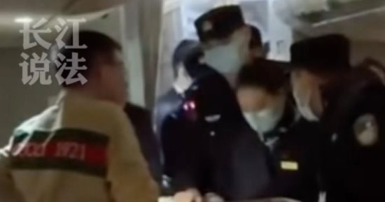 راكب غاضب يطالب بمقعد "مجانى" لابنه ويؤخر رحلة طيران فى الصين 3 ساعات