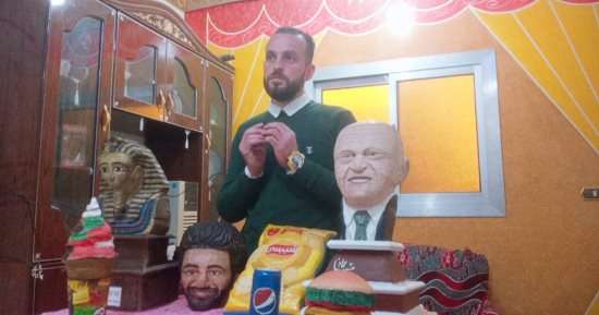 منياوى يصنع تماثيل المشاهير من الورق.. ومحمد صلاح ومجدى يعقوب الأبرز.. صور