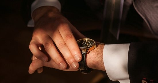 من الكاجوال للكلاسيك.. تعرف على إتيكيت لبس الساعة للرجال وخليك أنيق