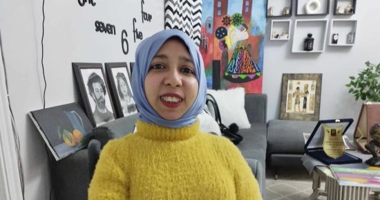 قصة كفاح على كرسى متحرك.. "أمل" أخصائية بالتعليم وبطلة جمباز تحترف الرسم بالرصاص والفحم وشاركت فى معارض محلية ودولية.. حفظت القرآن الكريم وحصلت على الإجازة برواية حفص.. وأمنيتها تحفيظ الأطفال كتاب الله.. صور