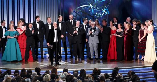 القائمة الكاملة لحفل توزيع جوائز الـ Emmys الخامس والسبعين.. Succession أفضل مسلسل درامى.. وكيران كولكين أفضل ممثل رئيسى وسارة سنوك أفضل ممثلة.. ومسلسلا Beef و The Bear يخالفان التوقعات وينافسان بقوة.. صور
