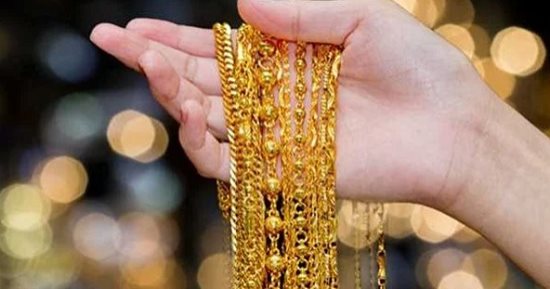 اللى يعوزه البيت يحرم على الشبكة.. بعد ارتفاع أسعار الذهب الأهالى يقترحون بدائل لتيسير الزواج.. وفاء: يكفينى خاتم لابنتى.. وأشرف صالح: تجهيز المنزل أولى .. ونورهان: أنا مخطوبة واكتفيت بالدبلة