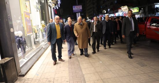 محافظ القاهرة يقود حملة لرفع الإشغالات بوسط البلد.. صور
