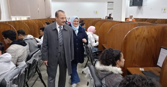 نائب رئيس جامعة بنها يتفقد امتحانات كلية التمريض.. صور