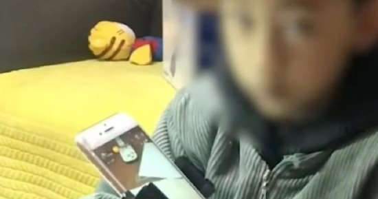 علشان يركز.. أم صينية تفتح بث مباشر لابنها أثناء قيامه بالواجب المدرسى