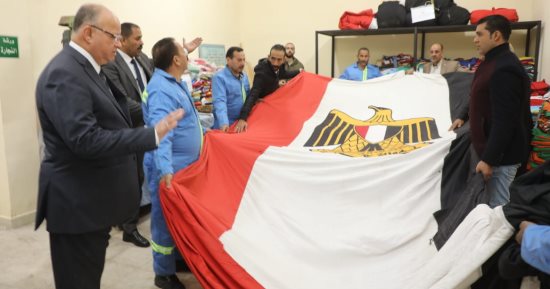 محافظ القاهرة يتفقد ورشة تصنيع الأعلام.. صور