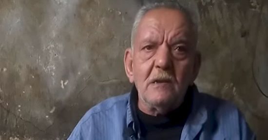 أقدم صانع قباقيب في مصر .. المهنة انقرضت وبنبيع شغلنا للمساجد ولو قعدت من الشغل اموت