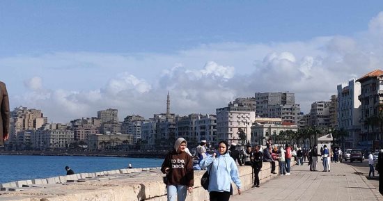 أجواء شتوية ممتعة على كورنيش الإسكندرية.. وتوافد المواطنين للاستمتاع