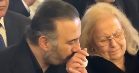 انهيار الفنان قصى خولى خلال مراسم تشييع جثمان والده.. فيديو 