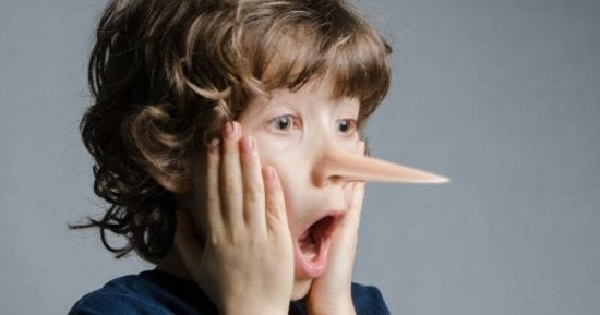 أنت قدوته.. 11نصيحة يجب اتباعها لتقويم الطفل الكذاب 