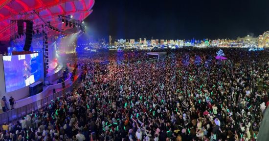 عمرو دياب يحيى حفلا ضخما فى دبى بحضور جماهيرى كبير