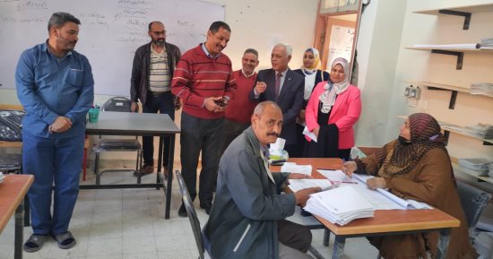 مدير تعليم الجيزة يتفقد أعمال الكنترول بأكتوبر ويوجه بالدقة فى التصحيح